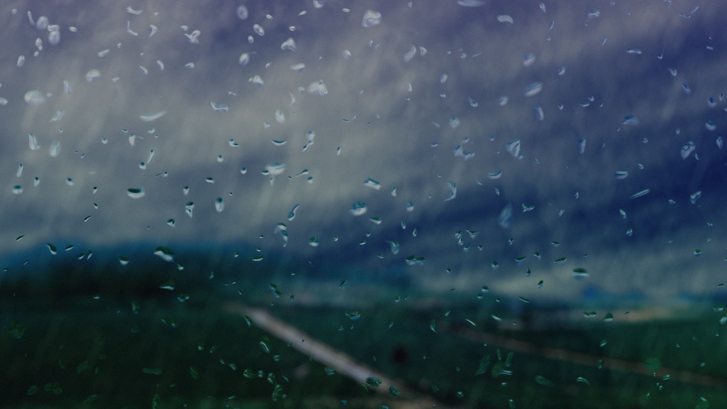 【動画素材】雨が滴る曇ったガラスと雨が降る草原の背景素材