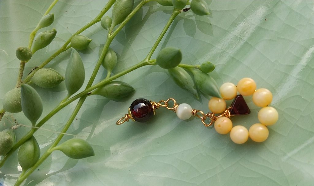 珊瑚とガーネットのチャーム(宇善イメージ)