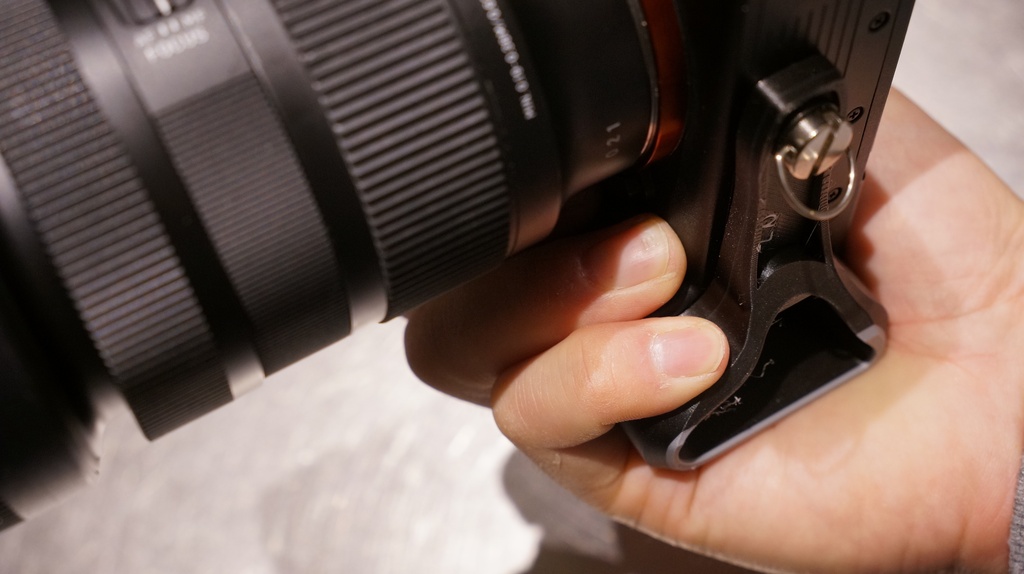 SONY α7用 小指安定の追加グリップ