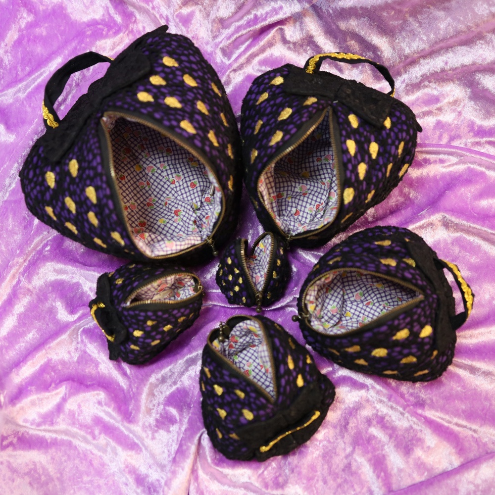 いちごポーチレース【マトリョーシカ】黒紫 金の粒