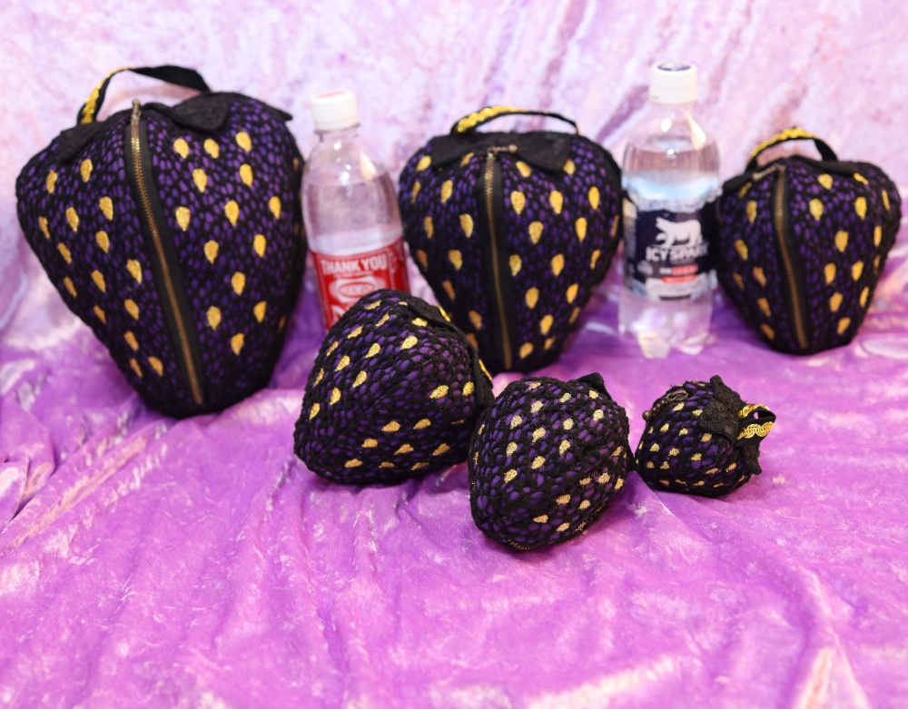 いちごポーチレース【マトリョーシカ】黒紫 金の粒