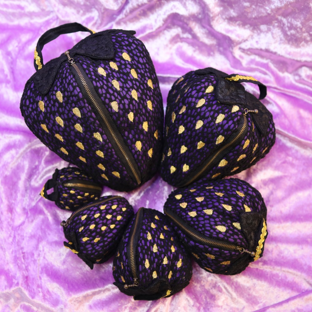 いちごポーチレース【マトリョーシカ】黒紫 金の粒