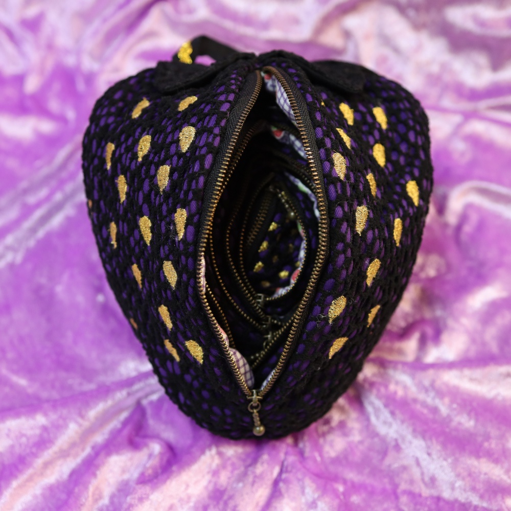 いちごポーチレース【マトリョーシカ】黒紫 金の粒