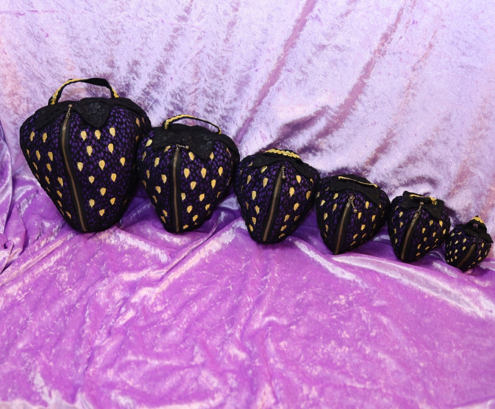 いちごポーチレース【マトリョーシカ】黒紫 金の粒