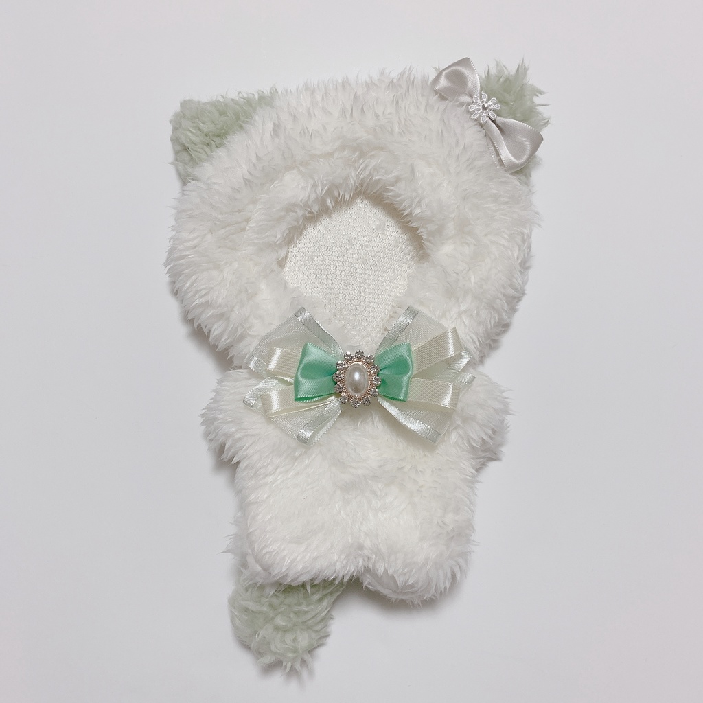 ホワイト×グリーンの猫ちゃん