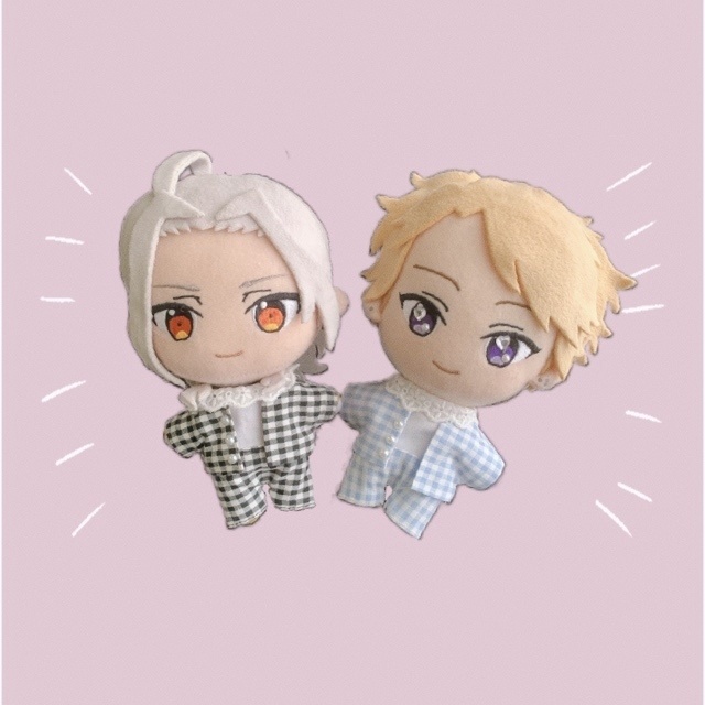 フリフリ襟のトップスとチェックのジャケットセット