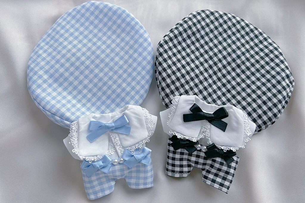 チェックのベレー帽と大きめ襟のサロペットセット