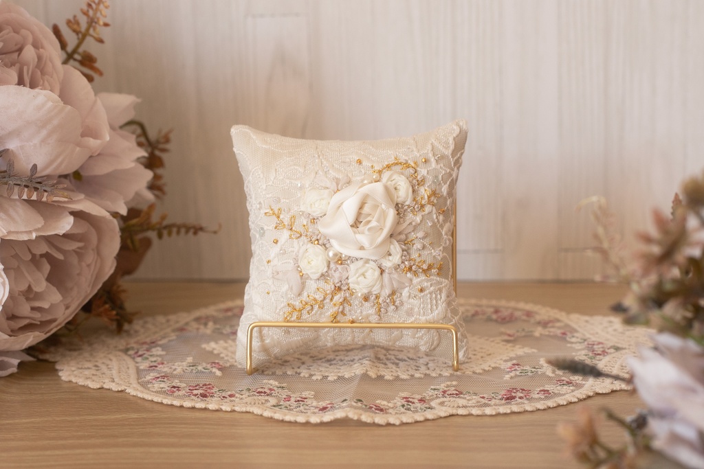ドール用　刺繍クッション
