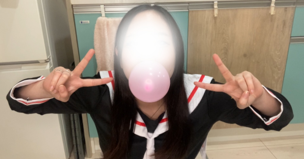 制服コスで水風船口で膨らましてみた