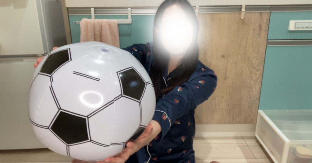 サッカーボール柄のビーチボール膨らまして遊んでみた