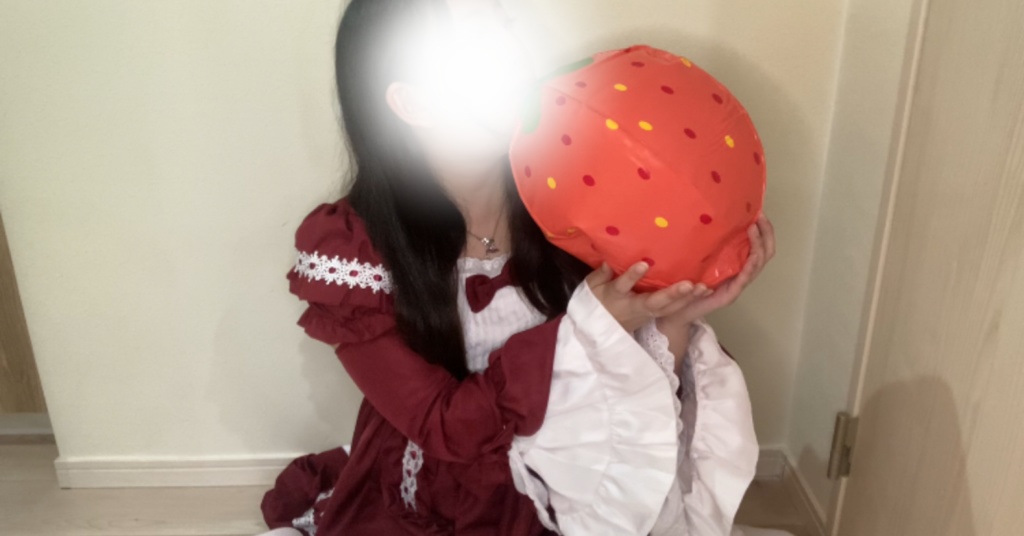 赤ロリータ服でいちごビーチボール膨らまして遊んでみた