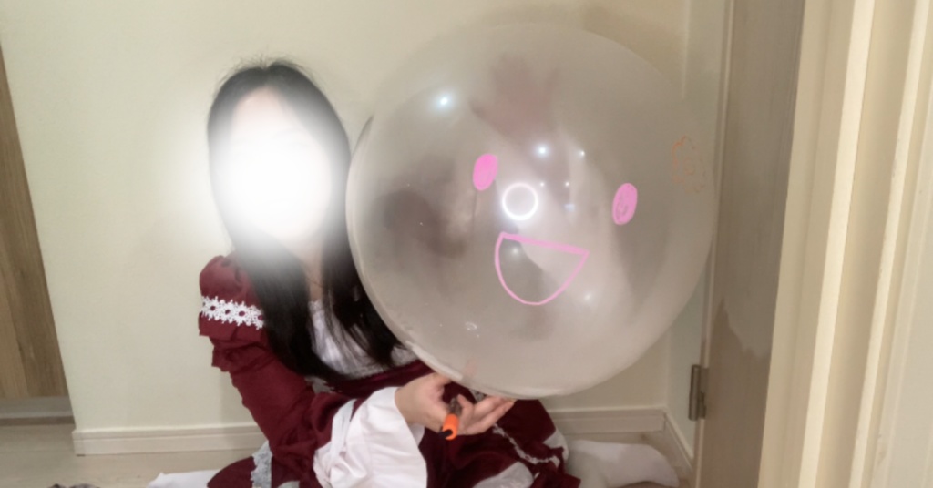 赤ロリータ服で風船膨らまして落書きしてみた