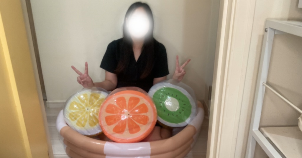 ビニールプールの中でフルーツビーチボール膨らまして遊んでみた