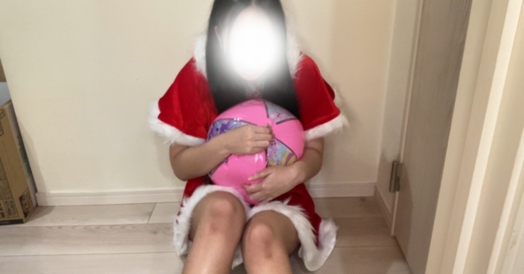 サンタ服でプリキュアビーチボール遊び