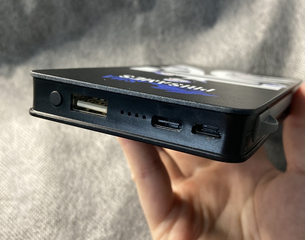 【FF14】シャ プライサメズ モバイルバッテリー『家』(Qi対応 ケーブル収納型)