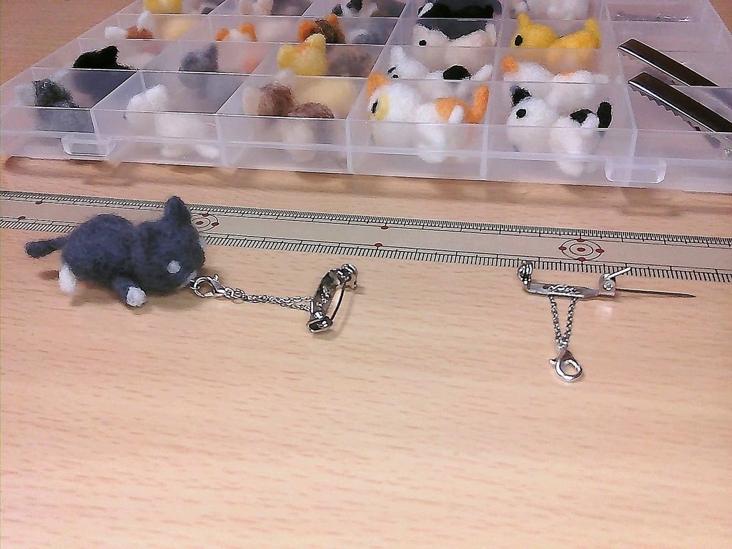 羊毛フェルト アクセサリーセット 25個・猫 ネックレス・イヤリング・ブローチ・ヘアクリップ 付け替え自在