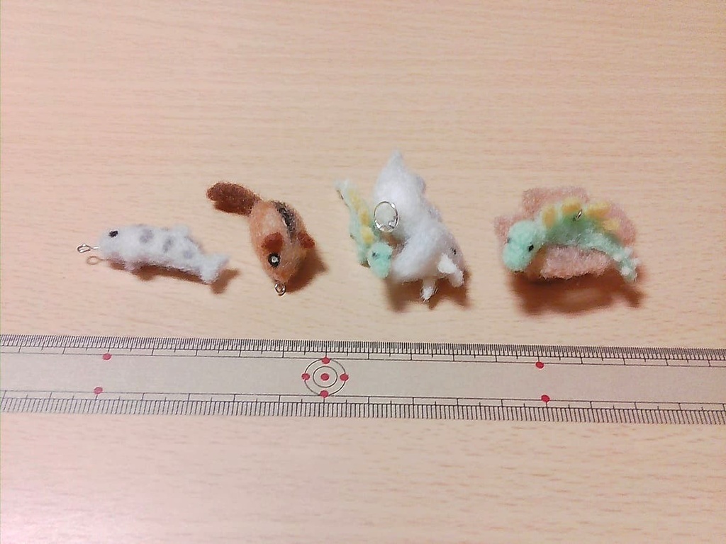 捨て子サウルス・連れ子サウルス・ヤマネ・ヤマメ　羊毛フェルト ストラップ 4種セット（送料込み）
