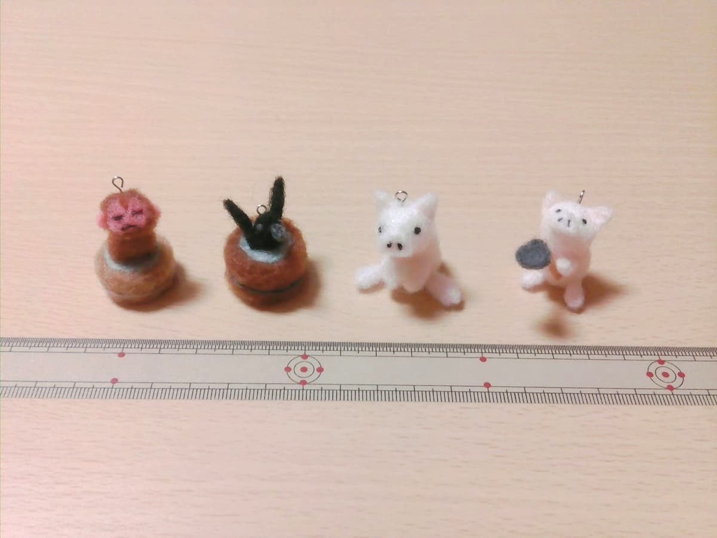 温泉猿・烏の行水・豚に真珠・畑を耕す豚　羊毛フェルト ストラップ 4種セット（送料込み）