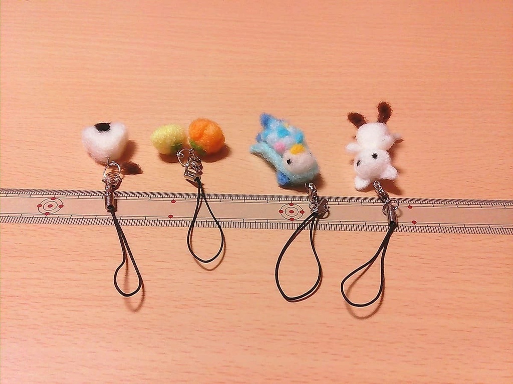 おにぎりと柿の種・赤い柿と青い柿・長靴を履いた猫・アマビエ 羊毛フェルト ストラップ 4種セット(送料込み)