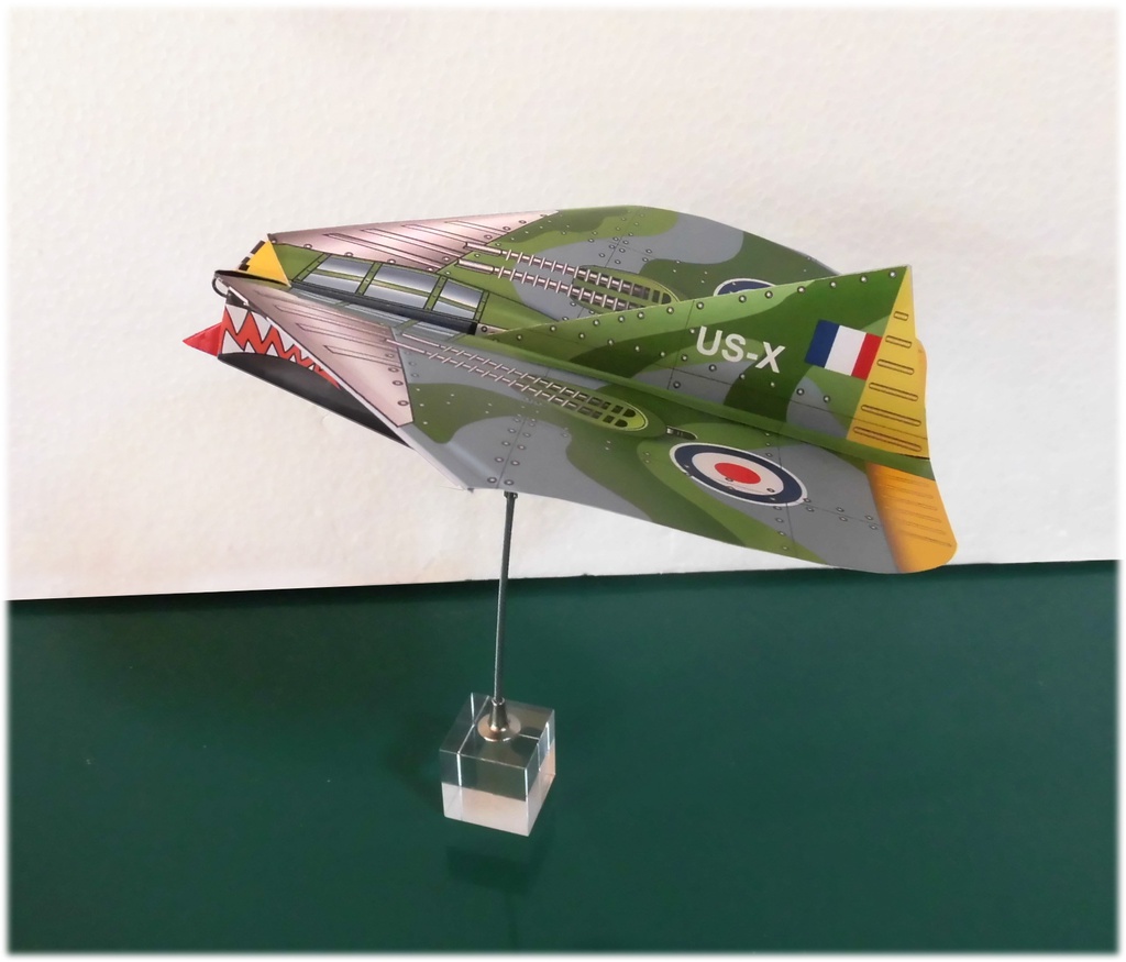 イギリス空軍戦闘機「ホーカーサイクロン」紙飛行機