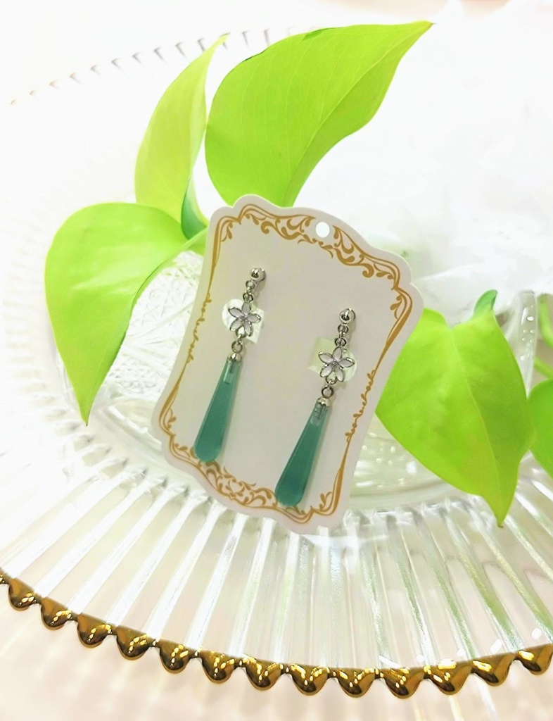 白い花と雫のイヤリング