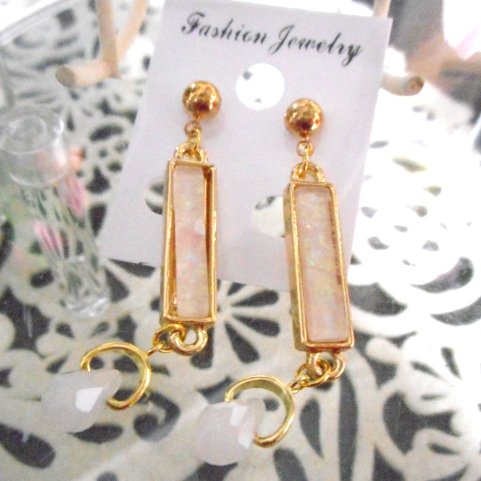 ピアス・オパール風とドロップ