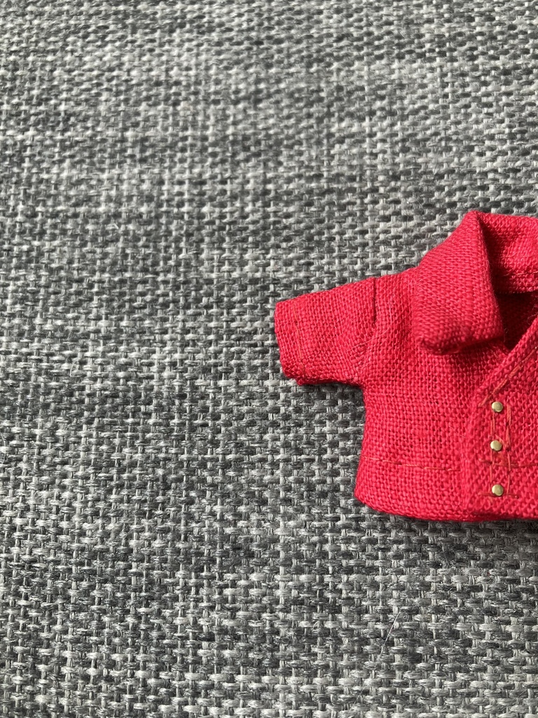 オビツ11  上質な麻のVネック半袖シャツ　red
