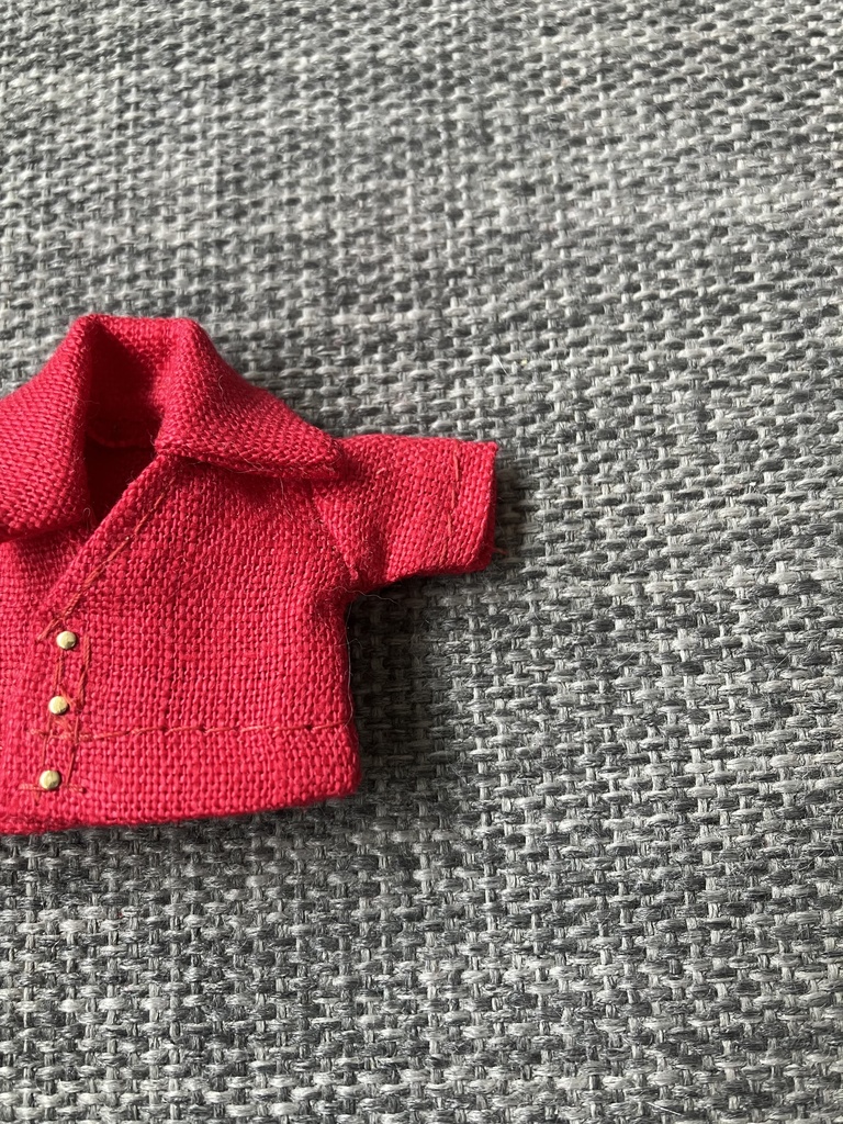 オビツ11  上質な麻のVネック半袖シャツ　red