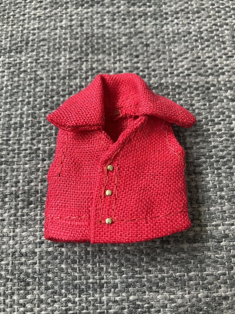 オビツ11  上質な麻のVネックノースリーブシャツ　red