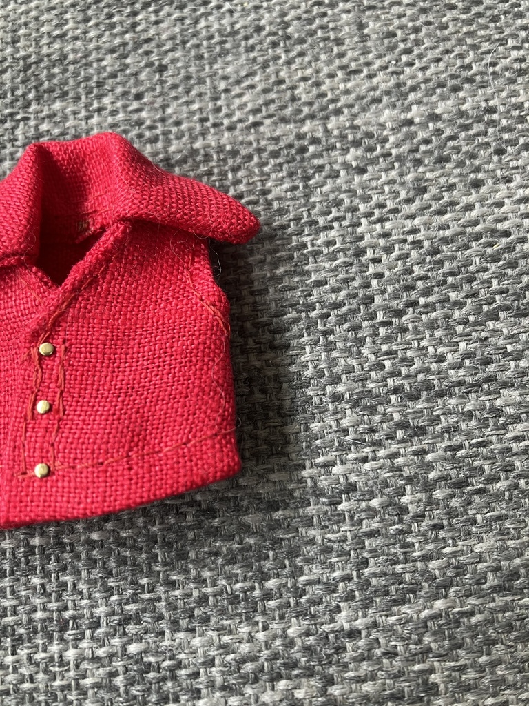 オビツ11  上質な麻のVネックノースリーブシャツ　red