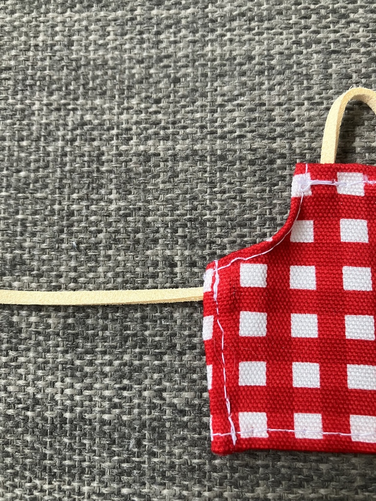 オビツ11  チェックのエプロン　赤