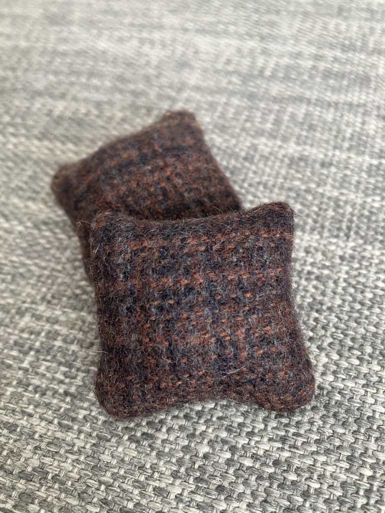ドール用クッション　２個セット　brown