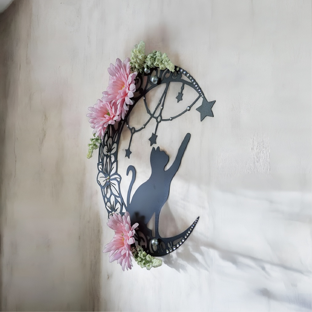 花咲く月の猫リース 壁掛け リース フラワー 花 ガーベラ 黒猫 猫 ネコ 月 ルナ ムーン 神秘的 オシャレ かわいい スワロフスキー スワロー ラインストーン ファンシー ファンタジー シルエット クリスマス インテリア プレゼント ギフト 母の日 誕生日