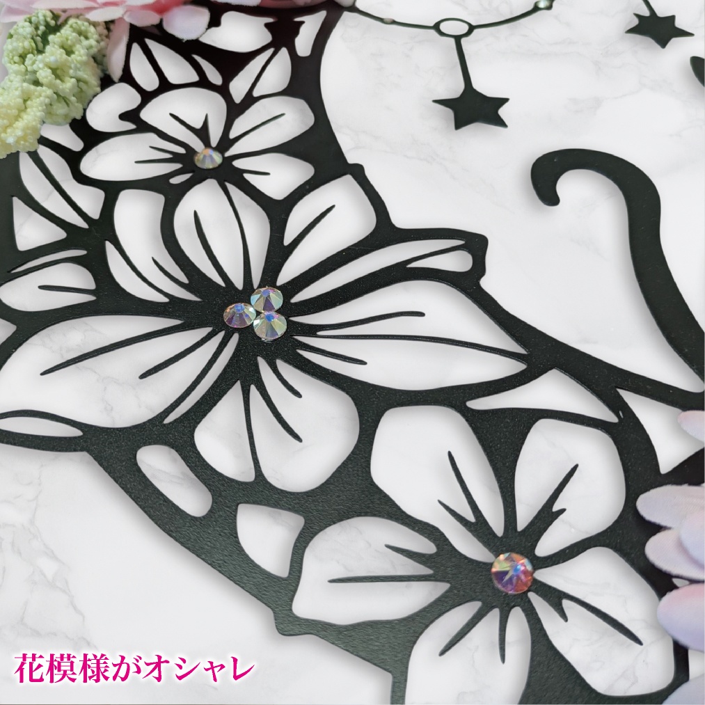花咲く月の猫リース 壁掛け リース フラワー 花 ガーベラ 黒猫 猫 ネコ 月 ルナ ムーン 神秘的 オシャレ かわいい スワロフスキー スワロー ラインストーン ファンシー ファンタジー シルエット クリスマス インテリア プレゼント ギフト 母の日 誕生日