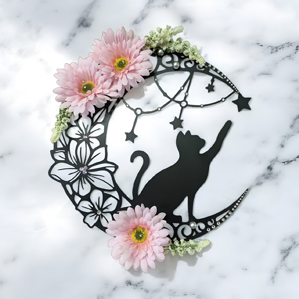 花咲く月の猫リース 壁掛け リース フラワー 花 ガーベラ 黒猫 猫 ネコ 月 ルナ ムーン 神秘的 オシャレ かわいい スワロフスキー スワロー ラインストーン ファンシー ファンタジー シルエット クリスマス インテリア プレゼント ギフト 母の日 誕生日