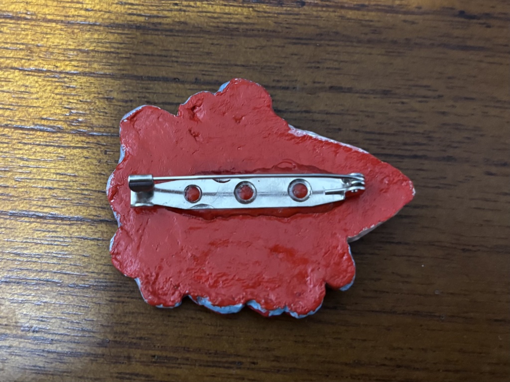 生き物のブローチ