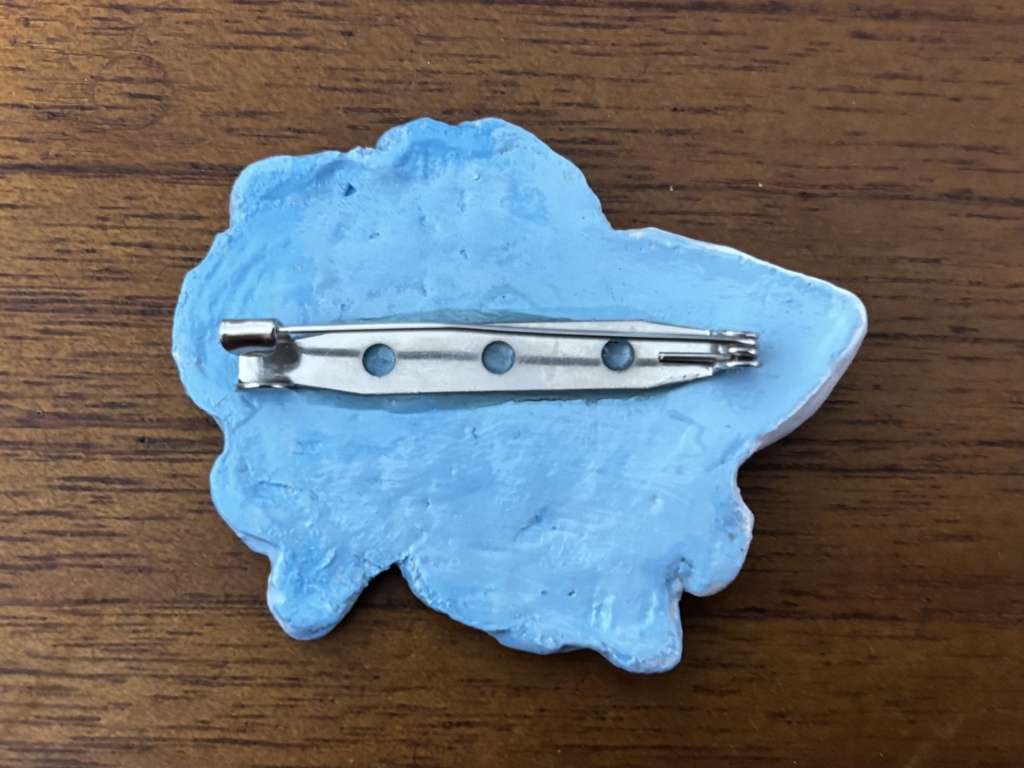 生き物のブローチ