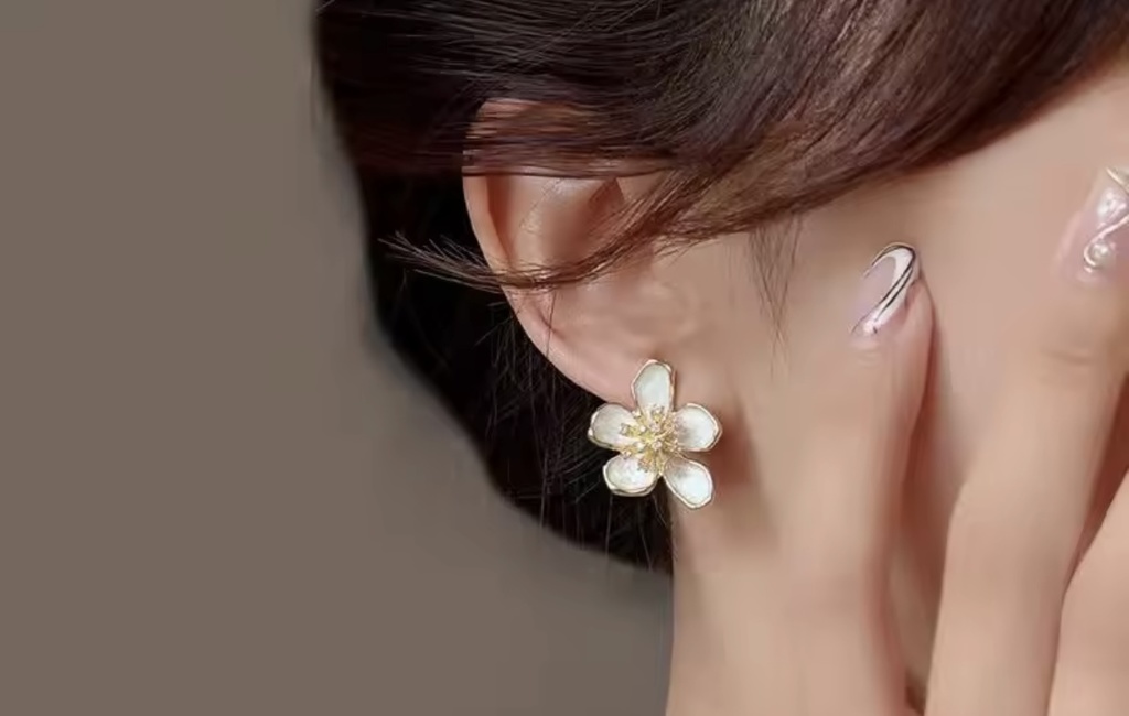 お花ピアス
