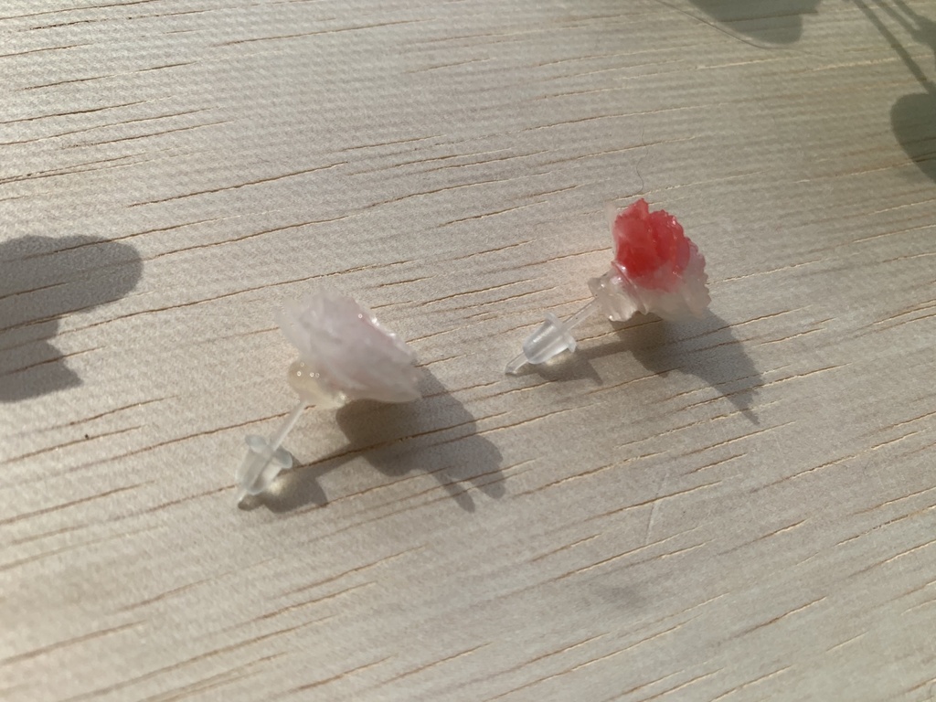 薔薇ピアス「ホワイトグルーテンドルスト 白」