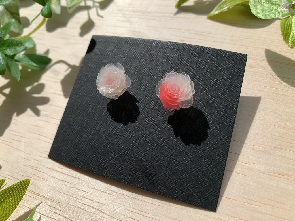 薔薇ピアス「ホワイトグルーテンドルスト 白」