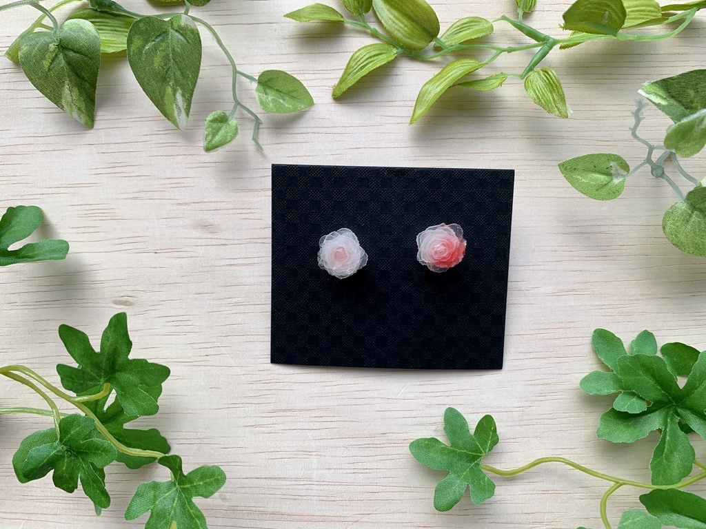 薔薇ピアス「ホワイトグルーテンドルスト 白」