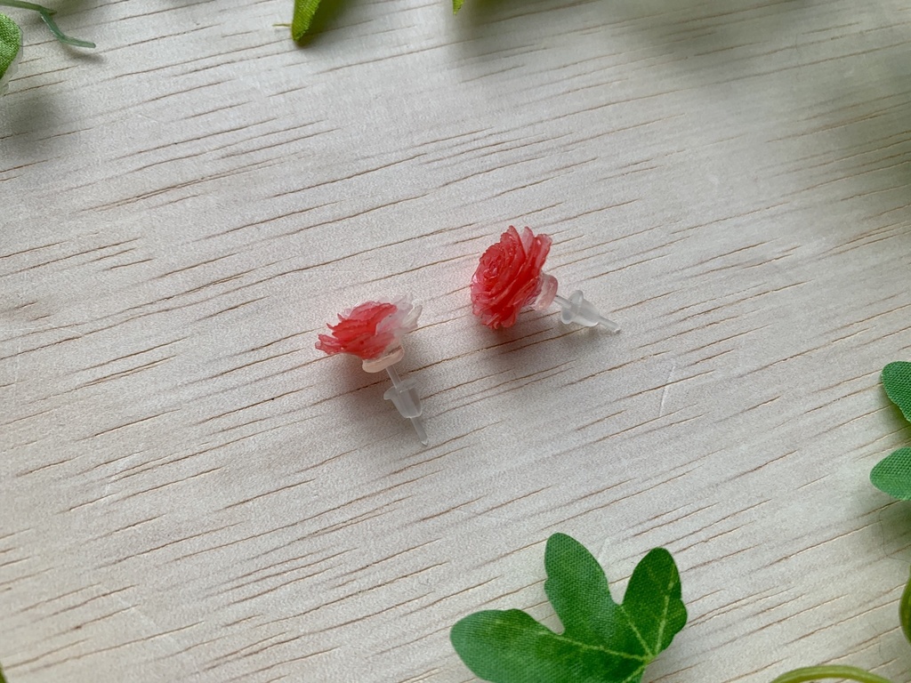 薔薇ピアス「ホワイトグルーテンドルスト 赤」