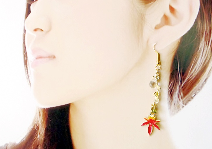 揺れる紅葉のピアス(イヤリング変更可)