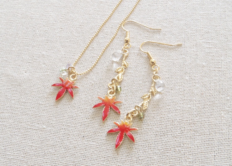 揺れる紅葉のピアス(イヤリング変更可)