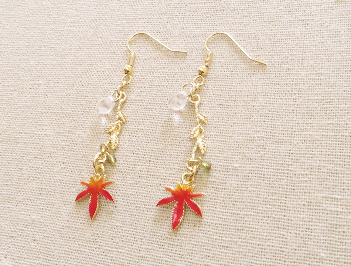 揺れる紅葉のピアス(イヤリング変更可)