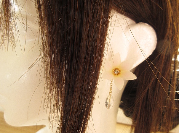 ユリのピアス(イヤリング変更可)