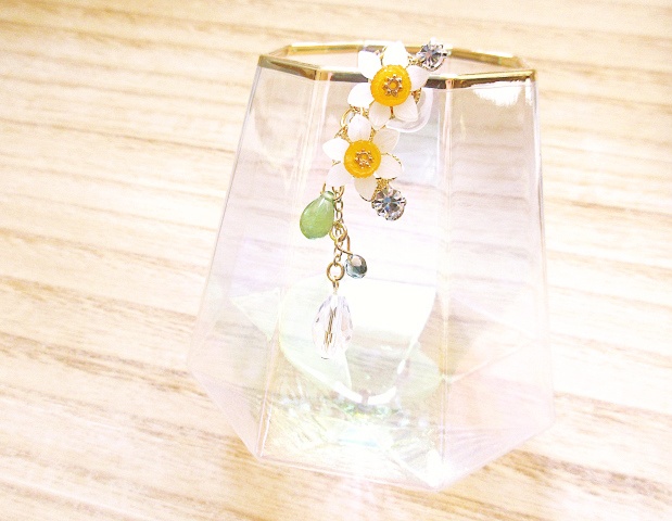 水仙のイヤーカフ