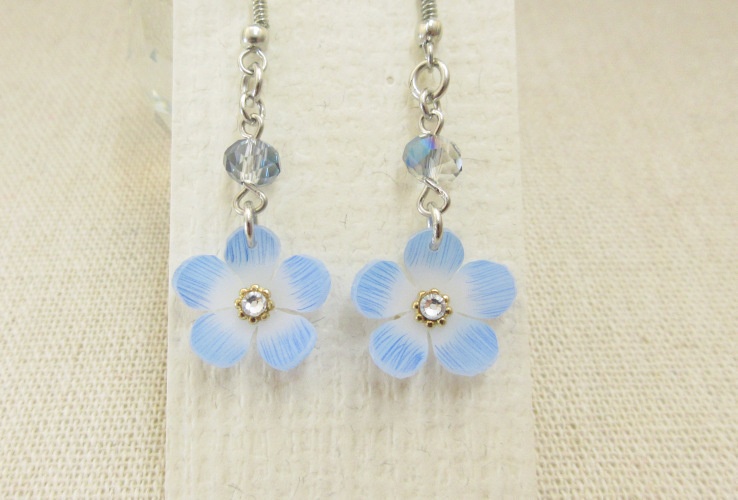 揺れるネモフィラのピアス