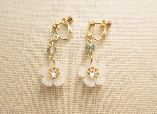 ひらり小梅のピアス