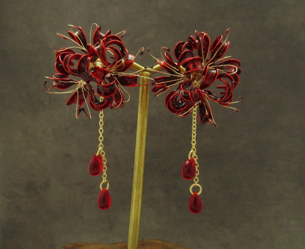 彼岸花のイヤリング